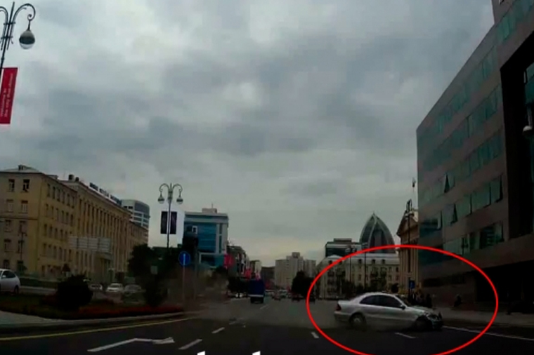 BAKIDA BU SƏHƏR BAŞ VERƏN QƏZA ANBAAN KAMERAYA DÜŞDÜ -VİDEO