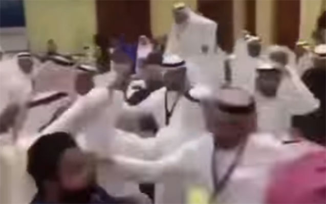 QƏTƏR VƏ SIƏUDIYYƏLI SIYASƏTÇILƏR ARASINDA ƏLBƏYAXA DAVA - VIDEO