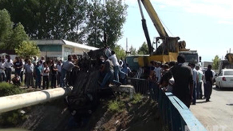 AĞCABƏDIDƏ AVTOMOBIL KÖRPÜDƏN KANALA DÜŞDÜ, YARALI VAR - VİDEO