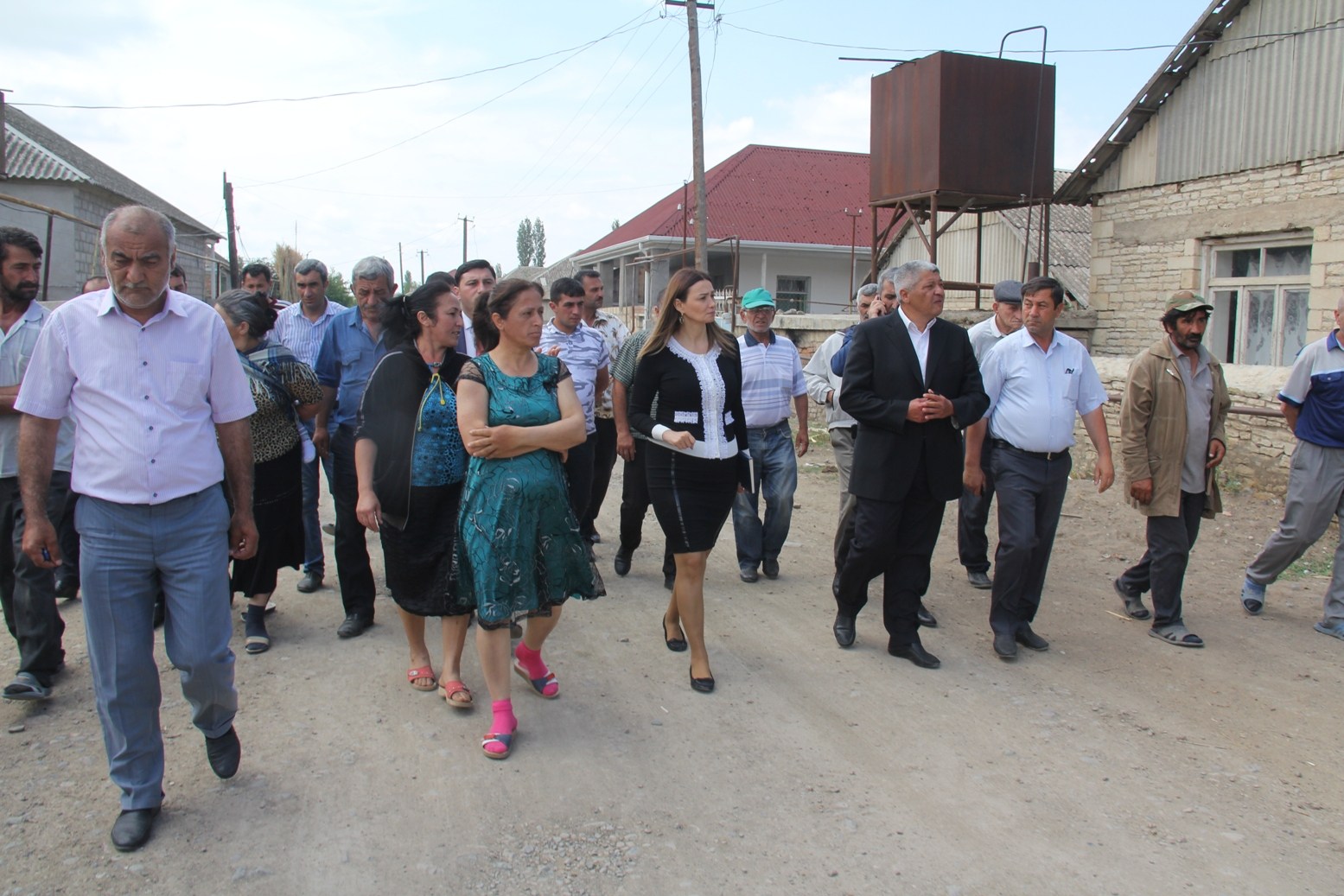Qənirə Paşayeva güclü dolunun böyük zərər vurduğu Əlimərdanlı kəndində – Foto
