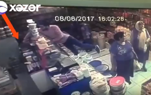 SATICININ BAŞI QARIŞDI, 2 MIN MANAT OĞURLANDI - VIDEO