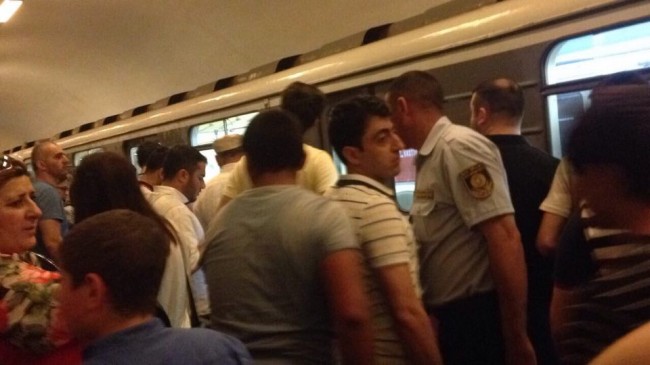 akı metrosunda bədbəxt hadisə: özünü qatarın altına atdı - FOTO