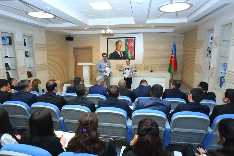 Binəqədi rayon İcra Hakimiyyətində ingilis dili tədris olunur.