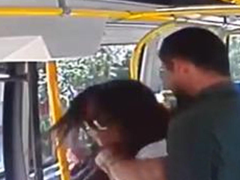 AVTOBUSDA ŞORTIK GEYINƏN QIZIN ŞILLƏLƏNMƏ ANI - 