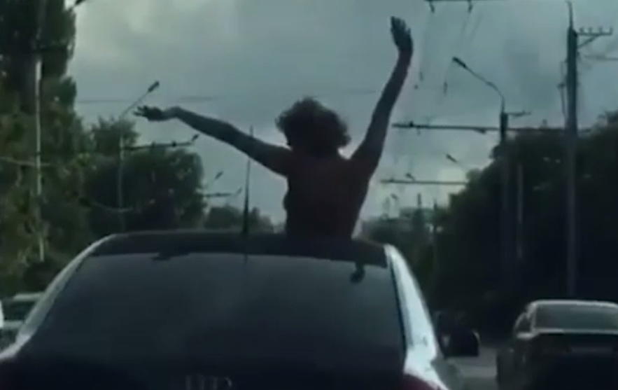 MAŞINDAN ÇIXAN LÜT QADINI GÖRƏN SÜRÜCÜLƏR ÇAŞBAŞ QALDI - FOTO