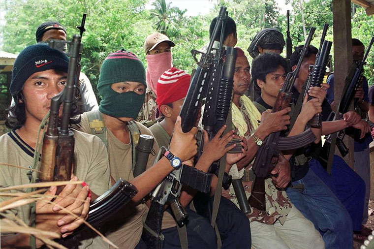 İŞİD TERRORÇULARI FILIPPINDƏ MƏKTƏBƏ HÜCUM ETDILƏR — ƏSIRLƏR VAR