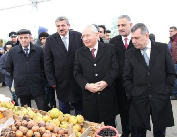 “100 MANAT VERMƏSƏN, BURAXMAYACAM…” – Kənd təsərrüfatı yarmarkalarının görünməyən üzü (FOTO, VİDEO)
