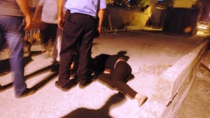 POLIS HAMILƏ QADINI UŞAQLARININ GÖZÜ QARŞISINDA... - QAN DONDURAN HADISƏ - VİDEO