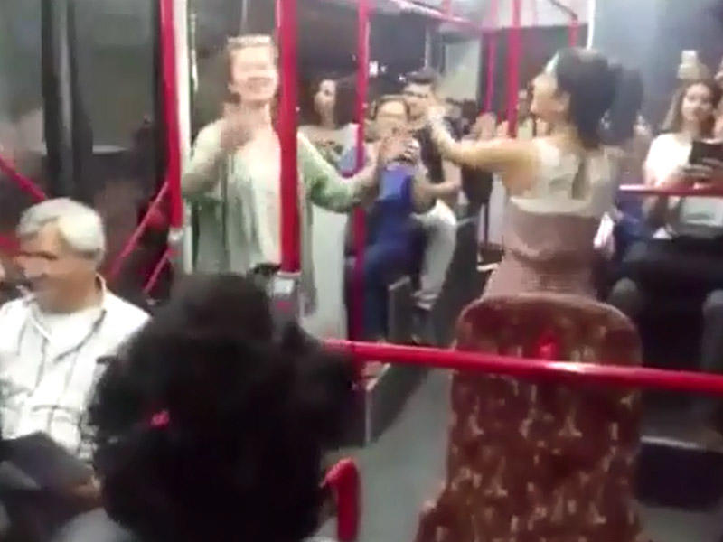 DAHA BIR AVTOBUS QALMAQALI - İKI ŞORTIKLI QIZ... - VİDEO