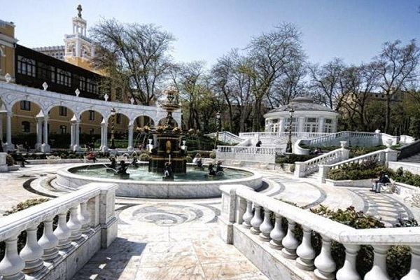 FILARMONIYA BAĞINDA DƏHŞƏT: GƏNC DAMARLARINI DOĞRADI