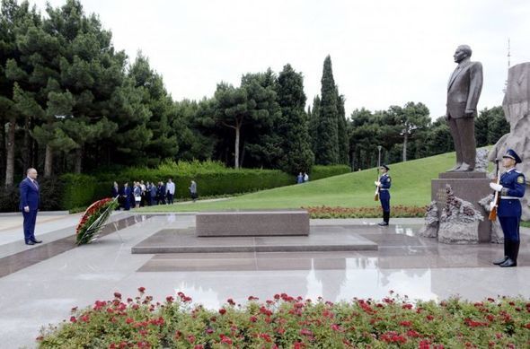 Moldova prezidenti Heydər Əliyevin məzarını ziyarət edib - FOTO