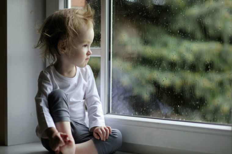 BAKIDA ÜÇ YAŞLI UŞAQ IKINCI MƏRTƏBƏDƏN YIXILDI