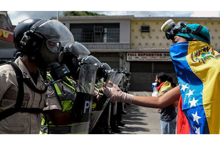 VENESUELADA PREZIDENT TƏRƏFDARLARI PARLAMENTƏ HÜCUM ETDILƏR