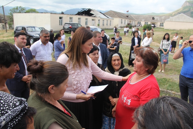 QƏNIRƏ PAŞAYEVA ÖN CƏBHƏDƏKI KƏNDLƏRIN SAKINLƏRINI DINLƏDI +FOTO