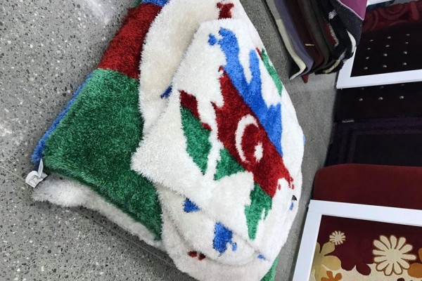 Bakıda Azərbaycan bayrağı təsvirli ayaqaltı istehsal olunur -  “Florido” ŞİRKƏTİNDƏN BİABIRÇI ADDIM