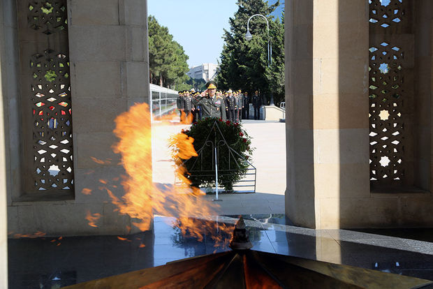 MÜDAFIƏ NAZIRLIYININ RƏHBƏRLIYI FƏXRI XIYABANDA – FOTO
