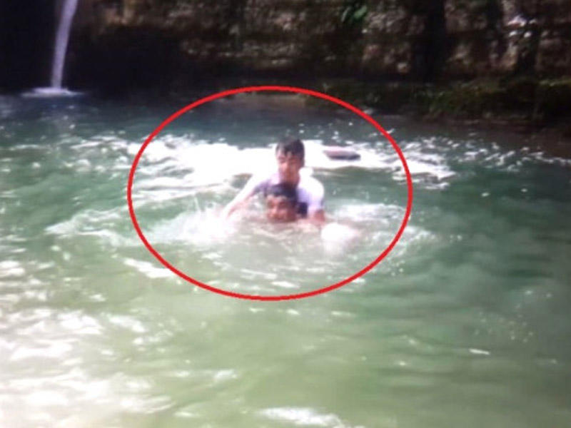 ŞƏLALƏDƏ BOĞULAN 17 YAŞLI OĞLANIN SON ÇIRPINIŞLARI - VİDEO