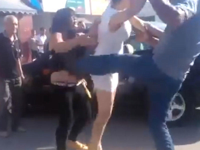 Bakıda qadın kişini polisin gözü qarşısında yerə sərdi: 