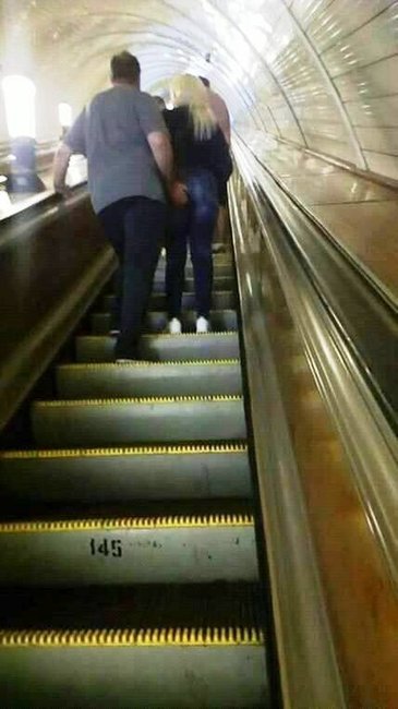 Bakı metrosunda BİABIRÇILIQ: Kişi tanımadığı qadının arxasına... - FOTO