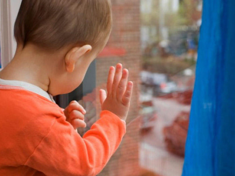 Bakıda 3 yaşlı uşaq üçüncü mərtəbədən yıxılıb