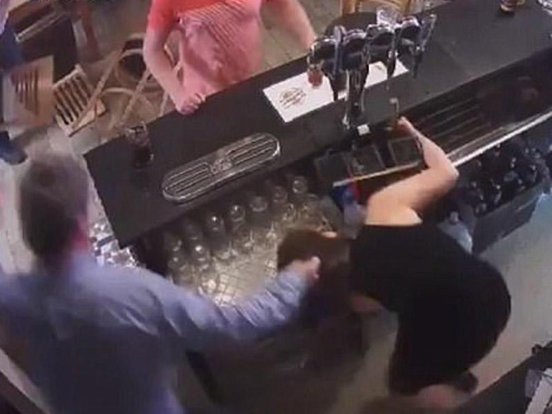 ARVADINI DÖYDÜ, SONRA VIDEONU FACEBOOK-DA PAYLAŞDI - VİDEO