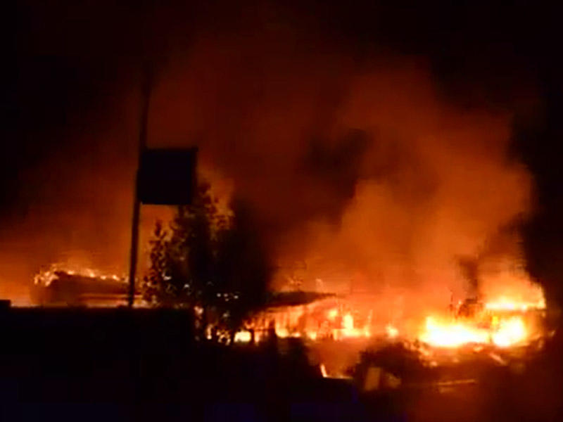 İŞ ADAMINI ÇAY EVINDƏ BIÇAQLADILAR - GECƏ SAATLARINDA MAĞAZALARI YANDIRILDI - VİDEO