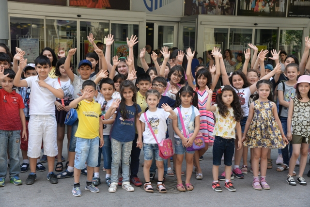 Nəsimi rayon məktəbliləri Azərbaycan Dövlət Gənc Tamaşaçılar Teatrında