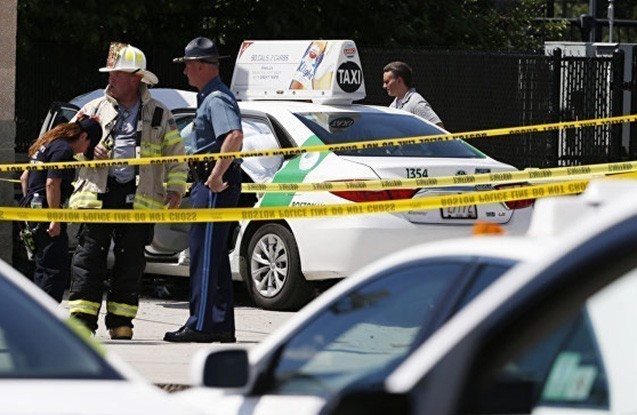 Taksini kütlənin üzərinə sürdü - Yaralananlar var