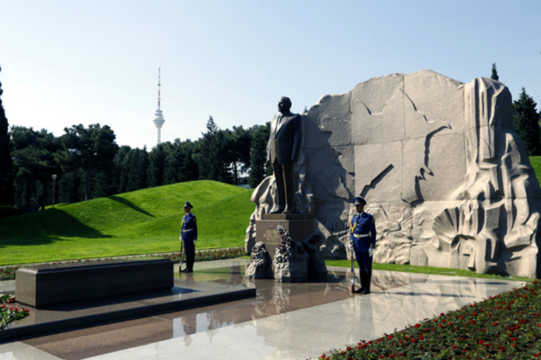 AZƏRBAYCAN XİN-IN NÜMAYƏNDƏ HEYƏTI FƏXRI XIYABANI VƏ ŞƏHIDLƏR XIYABANINI ZIYARƏT ETDI