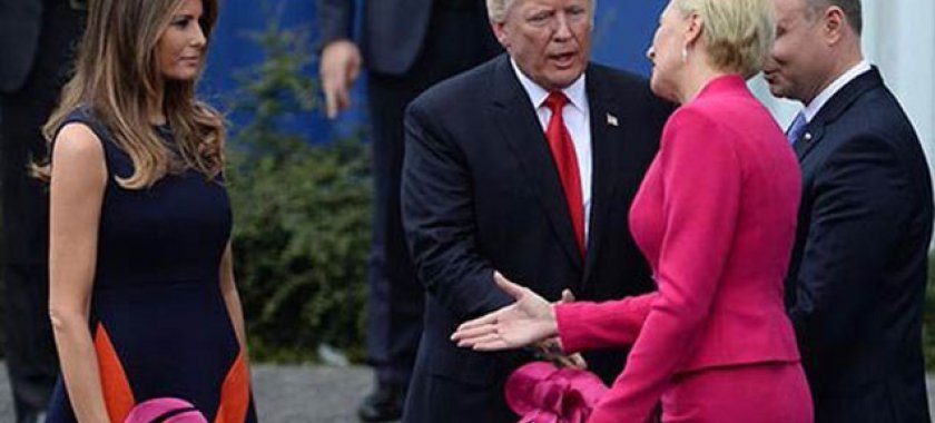 TRAMP ƏLINI UZATDI, 1-CI LEDI SALAMINI ALMADI - VIDEO