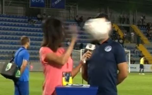 Canlı yayım zamanı top aparıcının üzünə dəydi - VİDEO