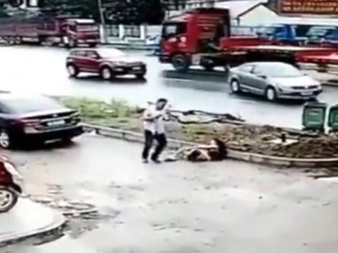 DƏHŞƏT! Xəyanət edən arvadını küçədə ölənə qədər bıçaqladı - VİDEO - 18+