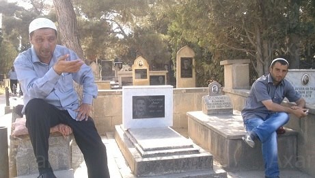 Qəbiristanlıqlarda ölülərə Youtube-dan Quran oxudurlar - Mollalardan imtina edilir