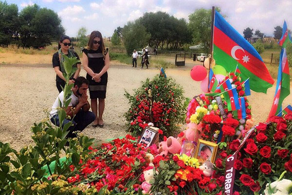 Səbinə Mirzəyeva Zəhranın ailəsinə baş çəkdi