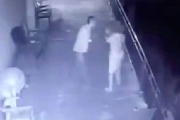 Qısqanc ər arvadını eyvandan atdı - VİDEO