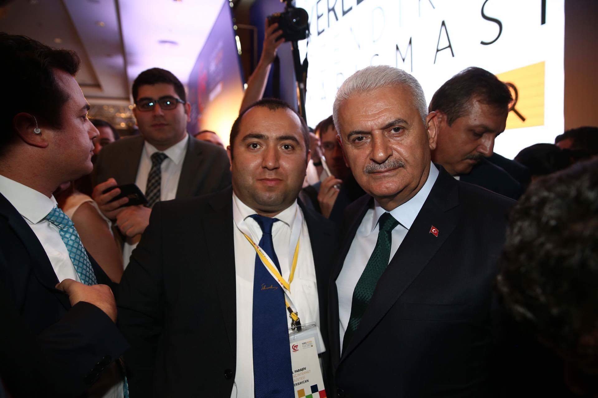 Azərbaycanlı baş redaktor Binəli Yıldırımla görüşə üzərində Heydər Əliyevin imzası olan qalstukla qatılıb