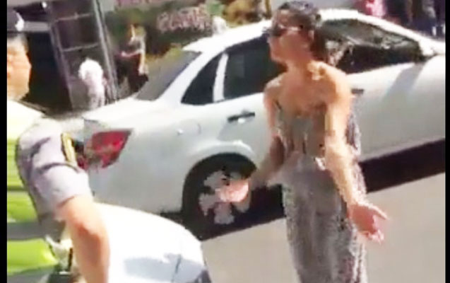 Bakıda türk qadınla polis arasında qalmaqal - VİDEO