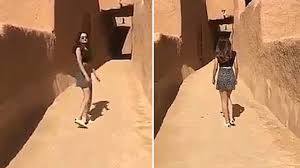 Gənc qızın geyimi ərəbləri ayağa qaldırdı - Video