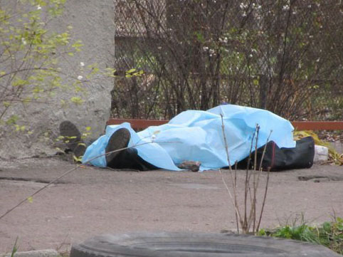 Kişi arvadının gözü qarşısında intihar etdi - İrəvanda