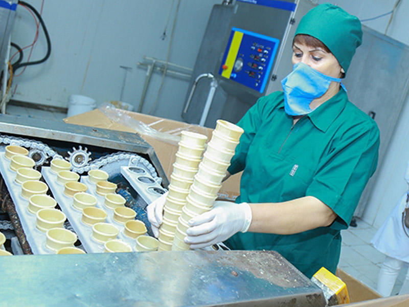 Nazirliyin qadağa qoyduğu dondurma belə hazırlanır - VİDEO 