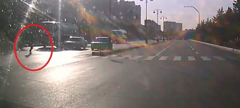 BAKIDA PIYADA YOLU KEÇƏRKƏN SON ANDA ÖLÜMDƏN XILAS OLDU (VİDEO)