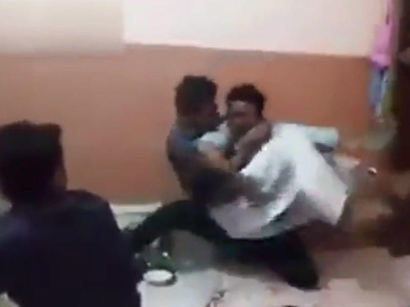 Bədəninə cin girən şəxs ətrafdakılara hücum etdi - Hindistanda - VİDEO