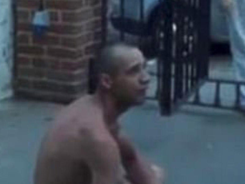 Məscidin önündə lüt soyunub müsəlmanlara söydü - VİDEO