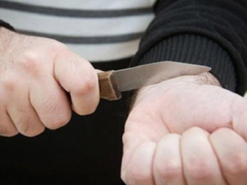 Bakıda gənc damarlarını kəsdi