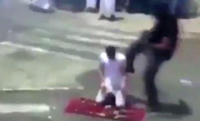 İsrail əsgərləri namaz qılan gənci təpiklədi - VİDEO