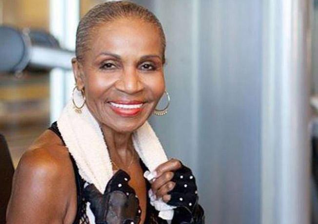 81 yaşlı nənə bədəni ilə heyran edir - VİDEO