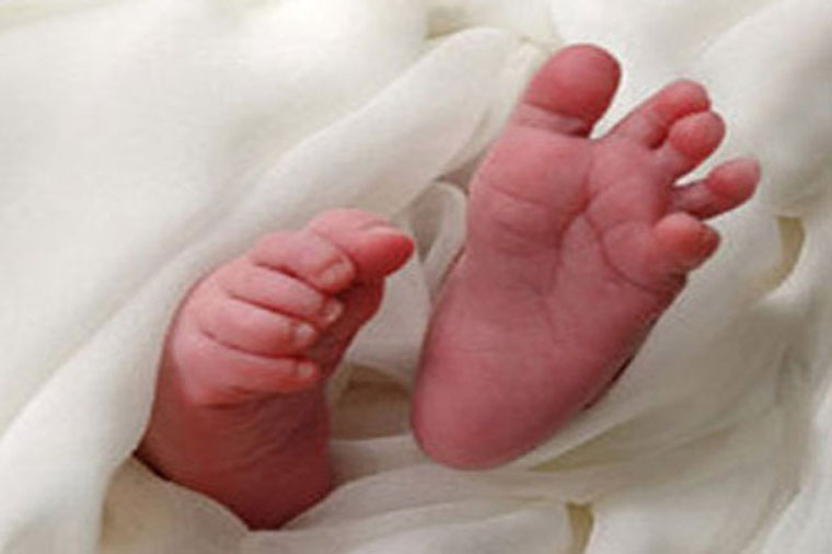 Bakıda 1 yaşlı uşaq binadan yerə yıxılıb