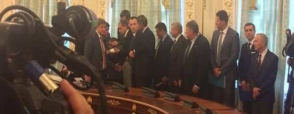 Ukraynada prezidentlərin görüşündə general huşunu itirdi – VİDEO