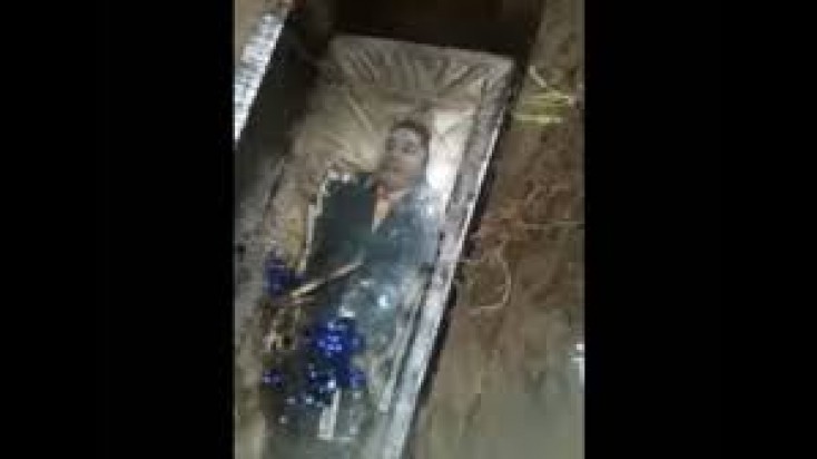 15 il sonra qəbri açdılar - Cəsəd çürüməyib,gülür-VİDEO(18+)