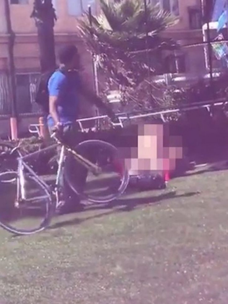 Parkda sevişən cütlük hücuma məruz qaldı - VİDEO